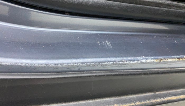 2014 Mahindra XUV500 W6, Diesel, Manual, 97,791 km, Right running board - Minor scratches