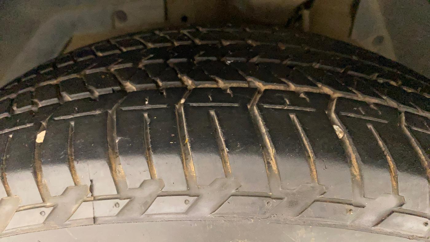 2014 Mahindra XUV500 W6, Diesel, Manual, 97,791 km, Left Front Tyre Tread