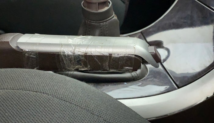 2014 Mahindra XUV500 W6, Diesel, Manual, 97,791 km, Gear lever - Hand brake lever cover torn