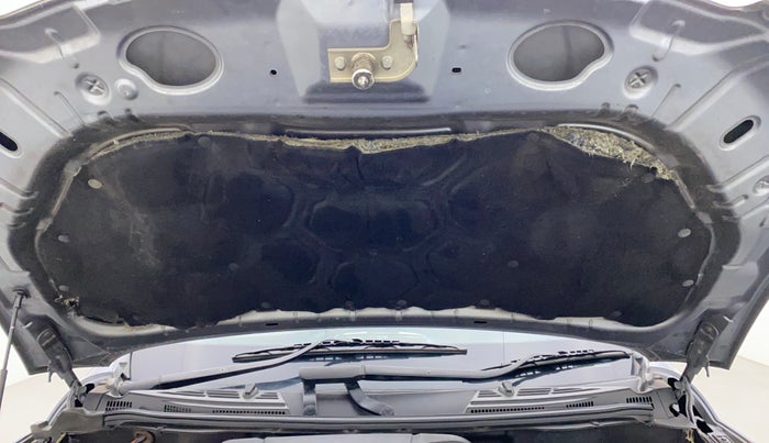 2014 Mahindra XUV500 W6, Diesel, Manual, 97,791 km, Bonnet (hood) - Insulation cover has minor damage