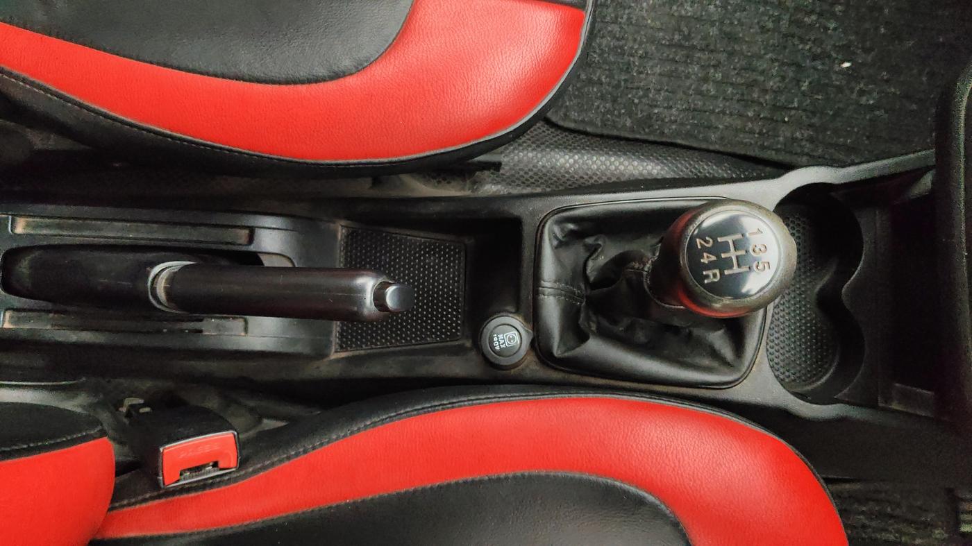 2014 Fiat Punto EVO ACTIVE 1.3 MULTIJET, Diesel, Manual, 1,21,587 km, Gear Lever