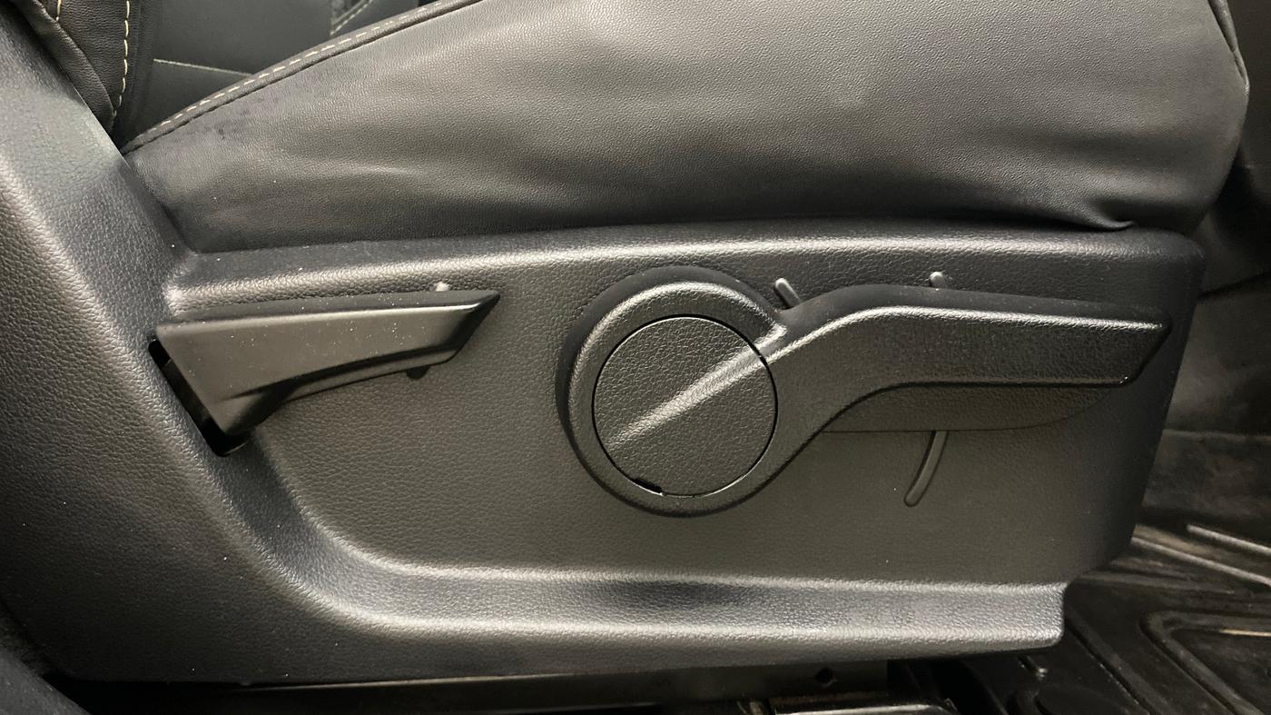 2021 Mahindra Thar LX PETROL HT 4WD AT, Petrol, Automatic, 57,732 km, Driver Side Adjustment Panel