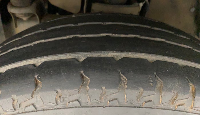 2018 Mahindra TUV300 T10, Diesel, Manual, 69,005 km, Left Front Tyre Tread