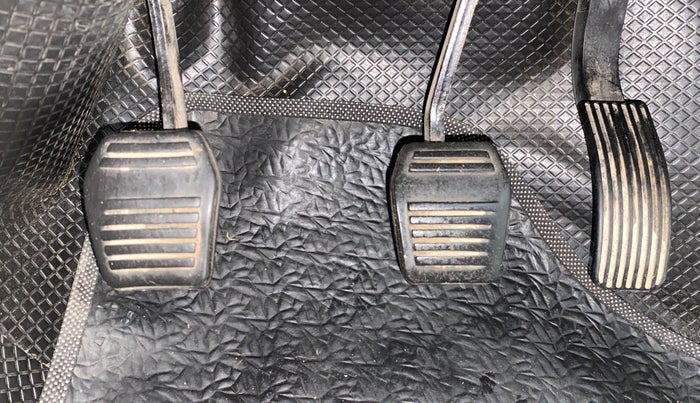 2018 Mahindra TUV300 T10, Diesel, Manual, 69,005 km, Pedals