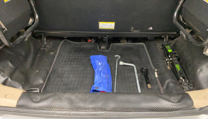 2018 Mahindra TUV300 T10, Diesel, Manual, 69,005 km, Boot Inside