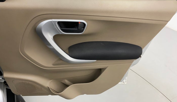 2018 Mahindra TUV300 T10, Diesel, Manual, 69,005 km, Driver Side Door Panels Control