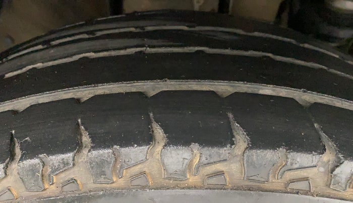 2018 Mahindra TUV300 T10, Diesel, Manual, 69,005 km, Right Front Tyre Tread