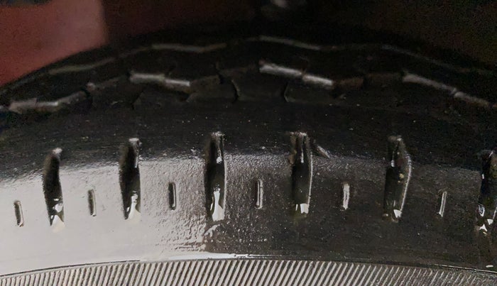 2012 Hyundai Eon ERA +, CNG, Manual, 76,734 km, Left Front Tyre Tread