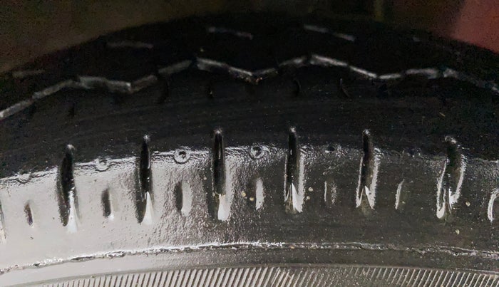 2012 Hyundai Eon ERA +, CNG, Manual, 76,734 km, Right Front Tyre Tread