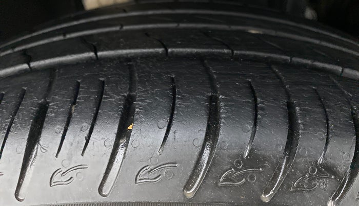 2019 Mahindra MARAZZO M6 8 STR, Diesel, Manual, 19,323 km, Right Front Tyre Tread