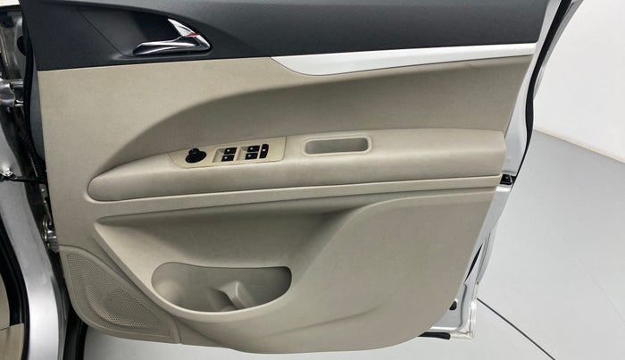 2019 Mahindra MARAZZO M6 8 STR, Diesel, Manual, 19,323 km, Driver Side Door Panels Control