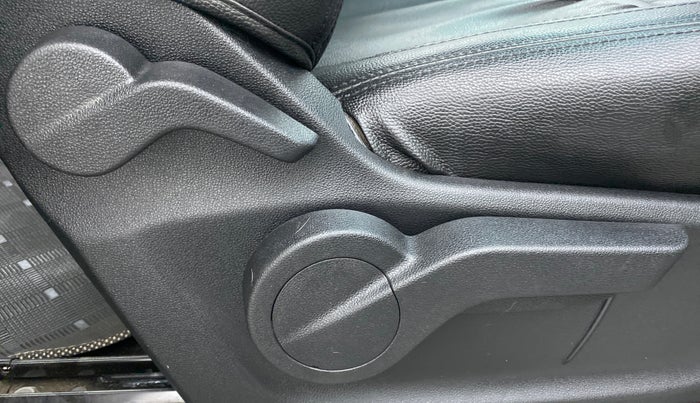 2019 Mahindra MARAZZO M6 8 STR, Diesel, Manual, 19,323 km, Driver Side Adjustment Panel