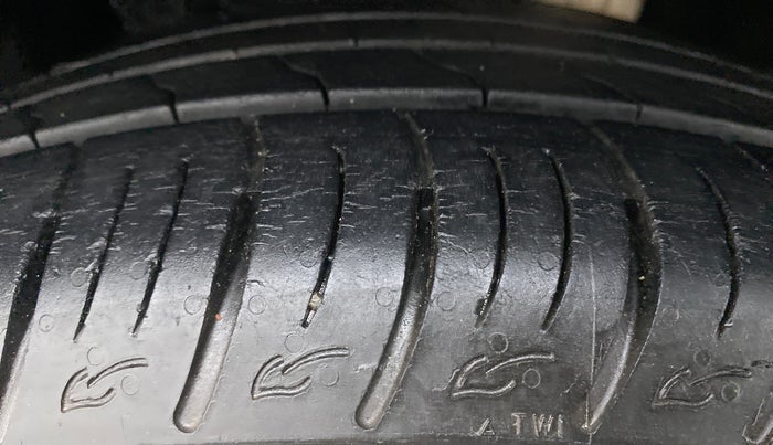 2019 Mahindra MARAZZO M6 8 STR, Diesel, Manual, 19,323 km, Left Front Tyre Tread