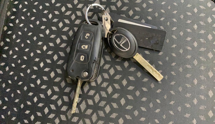 2018 Tata NEXON XM PETROL, Petrol, Manual, 58,446 km, Key Close Up