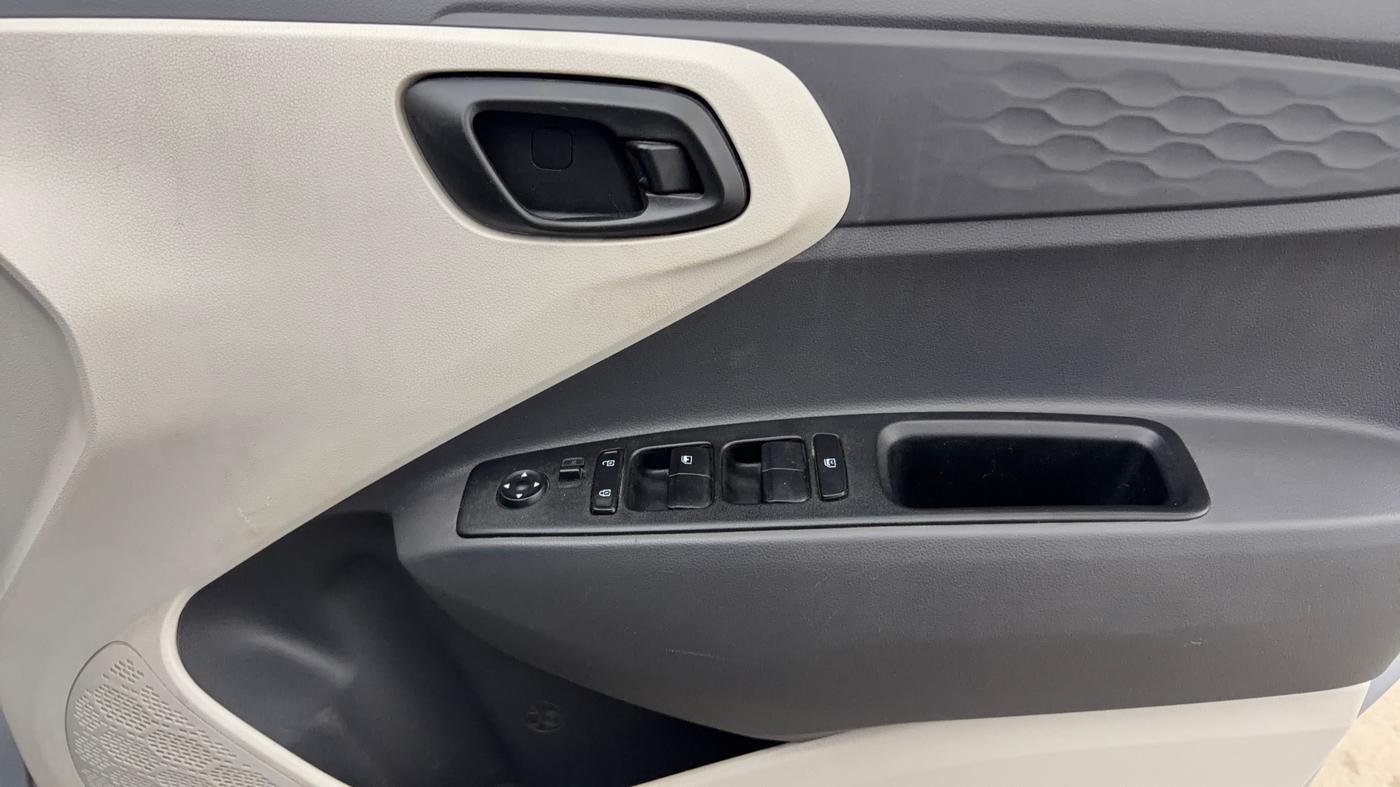 2022 Hyundai AURA S 1.2 CNG, CNG, Manual, 66,893 km, Driver Side Door Panels Control