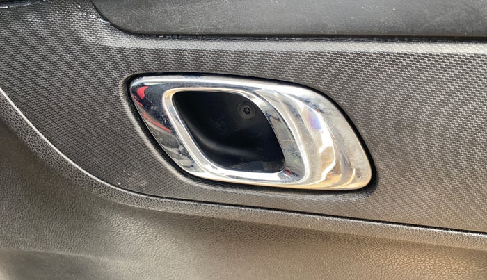 2019 Renault Kwid RXT 1.0 (O), Petrol, Manual, 45,321 km, Driver Side Door Panels Control