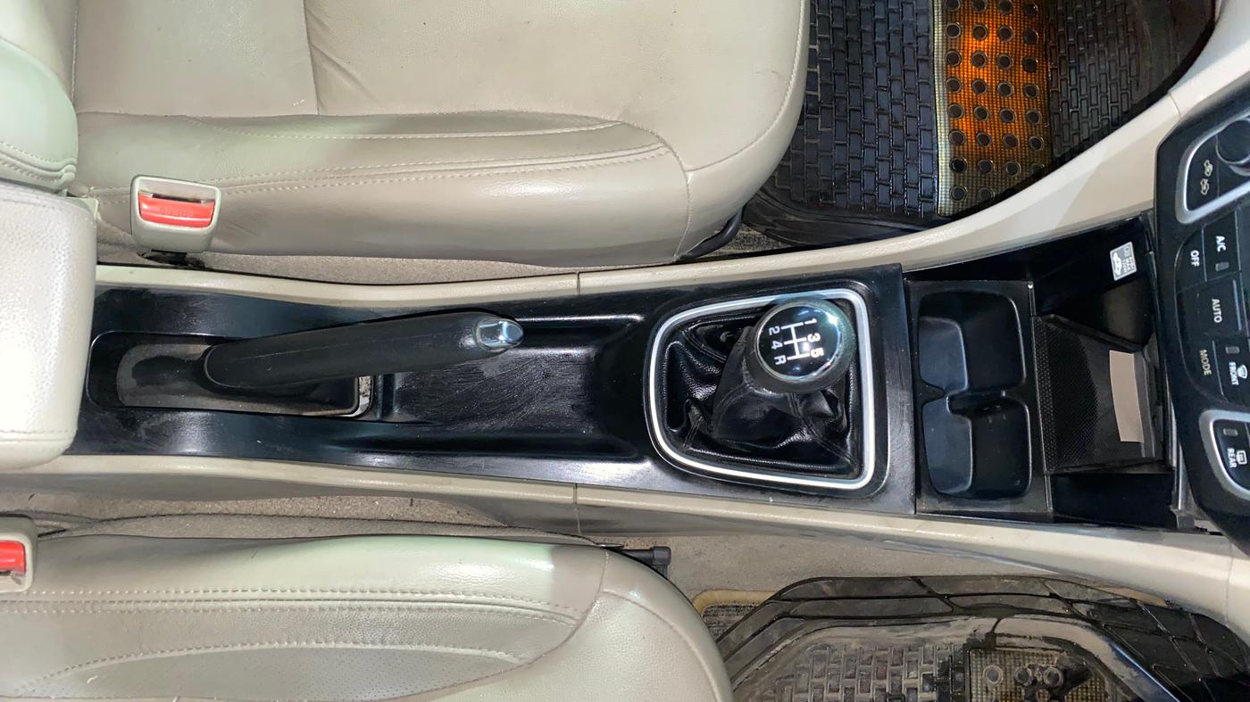 2017 Maruti Ciaz ZXI+, Petrol, Manual, 89,139 km, Gear Lever