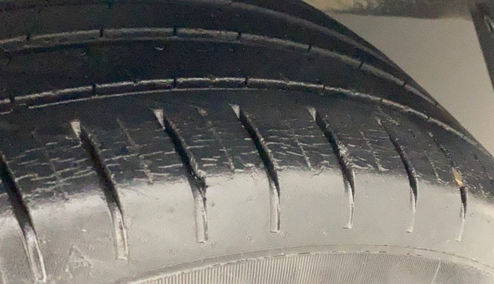 2017 Maruti Baleno ALPHA CVT PETROL 1.2, Petrol, Automatic, 32,306 km, Left front tyre - Minor crack