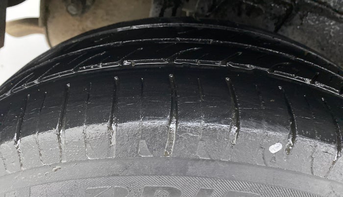 2016 Mahindra Kuv100 K8 6 STR, Petrol, Manual, 61,322 km, Right Rear Tyre Tread