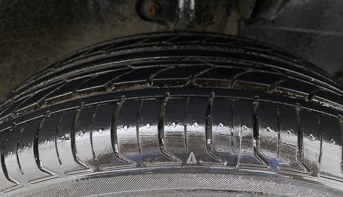 2016 Mahindra Kuv100 K8 6 STR, Petrol, Manual, 61,322 km, Right Front Tyre Tread