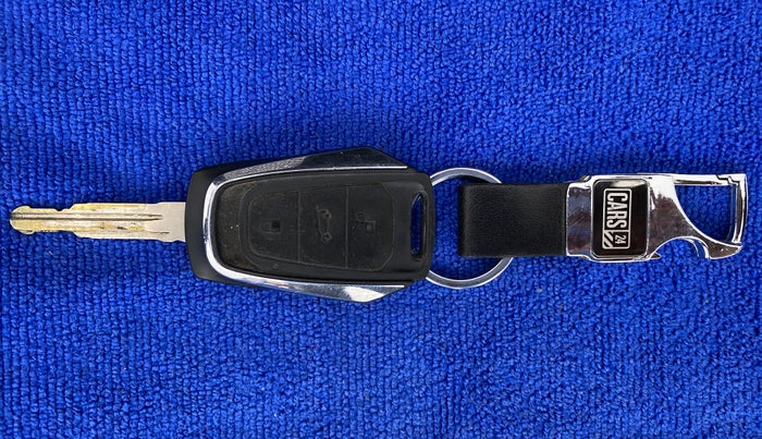 2016 Mahindra Kuv100 K8 6 STR, Petrol, Manual, 61,322 km, Key Close Up
