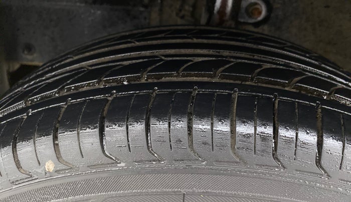 2016 Mahindra Kuv100 K8 6 STR, Petrol, Manual, 61,322 km, Left Front Tyre Tread