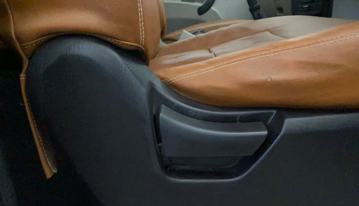 2017 Mahindra Scorpio S4 PLUS 1.99 INTELLI-HYBRID, Diesel, Manual, 61,856 km, Driver Side Adjustment Panel