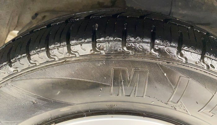 2013 Hyundai i10 MAGNA 1.2, CNG, Manual, 56,372 km, Left Front Tyre Tread