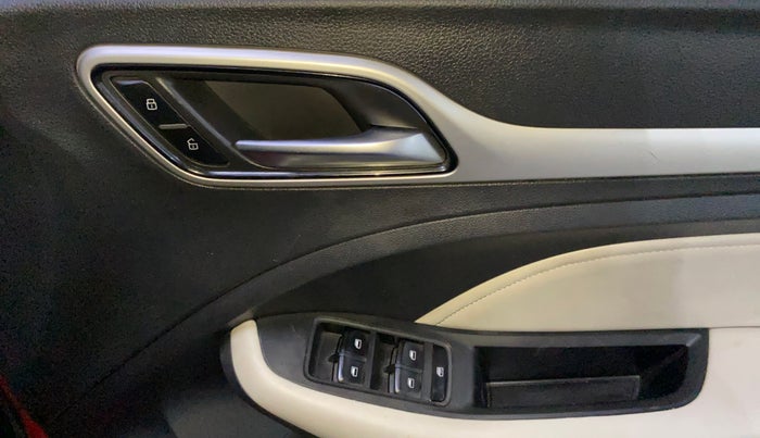 2021 MG ASTOR SHARP 1.5 MT, Petrol, Manual, 33,941 km, Driver Side Door Panels Control