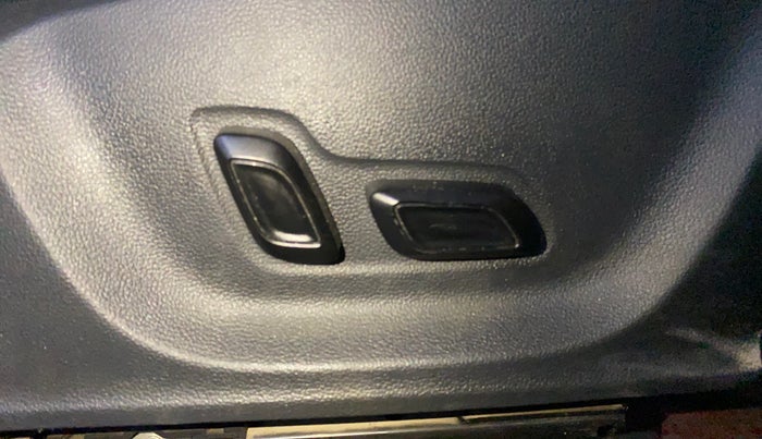 2021 MG ASTOR SHARP 1.5 MT, Petrol, Manual, 33,941 km, Driver Side Adjustment Panel