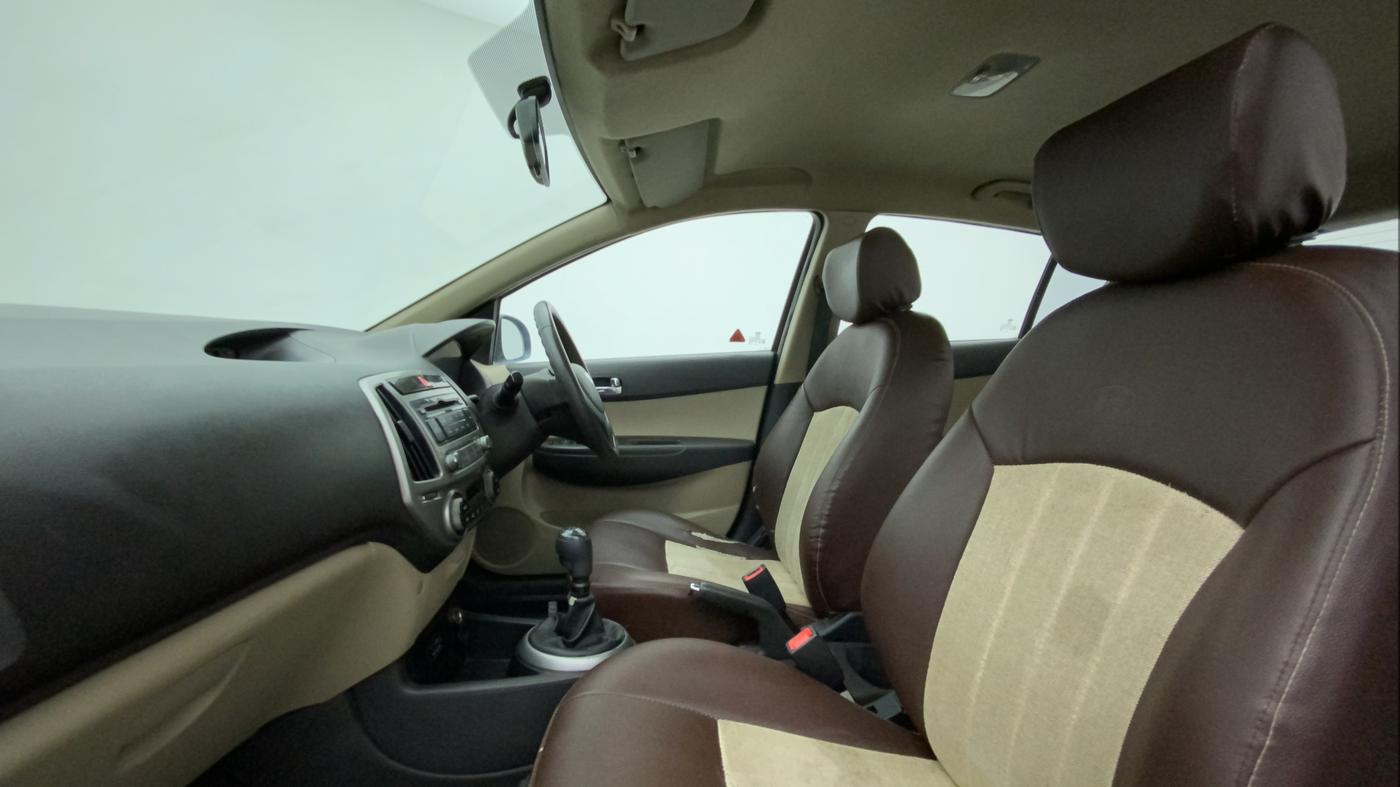 2013 Hyundai i20 MAGNA 1.4 CRDI, Diesel, Manual, 1,23,173 km, Right Side Front Door Cabin