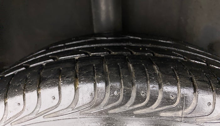 2015 Toyota Etios CROSS 1.2 G, Petrol, Manual, 28,401 km, Right Rear Tyre Tread