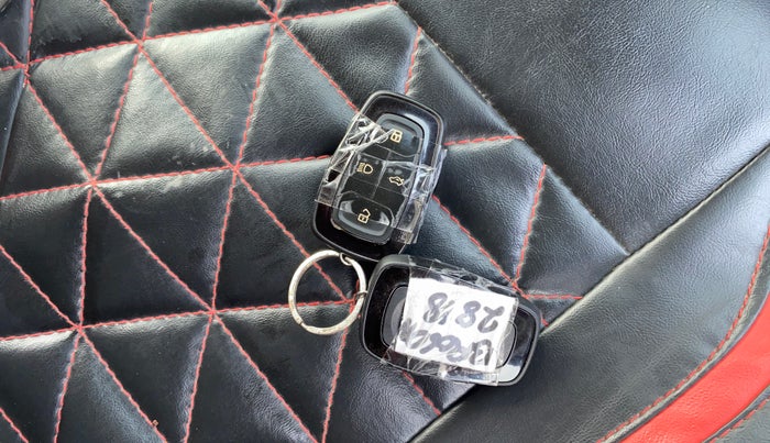 2024 Tata NEXON CREATIVE PLUS S 1.2 REVOTRON 6 MT, Petrol, Manual, 38,957 km, Key Close Up