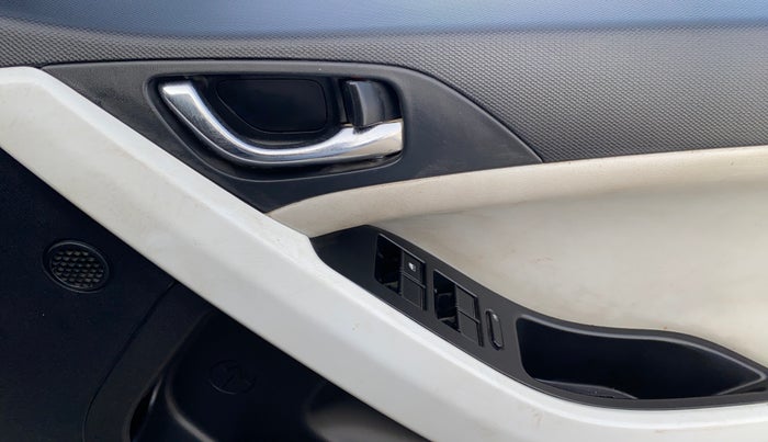 2024 Tata NEXON CREATIVE PLUS S 1.2 REVOTRON 6 MT, Petrol, Manual, 38,957 km, Driver Side Door Panels Control