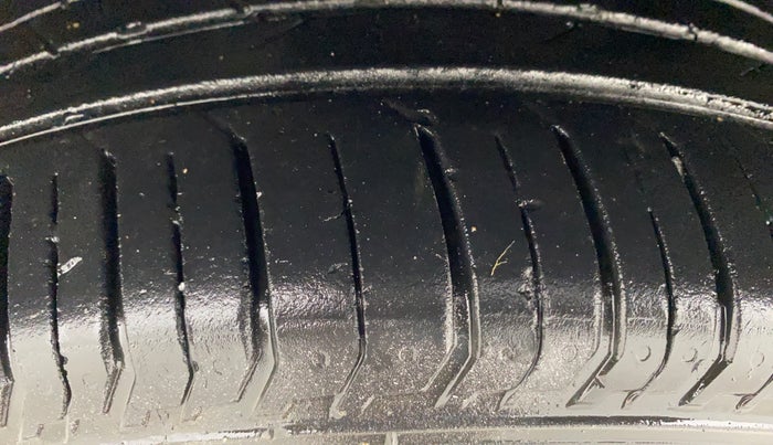 2022 Volkswagen VIRTUS HIGHLINE TSI 1.0 AT, Petrol, Automatic, 42,682 km, Left Front Tyre Tread