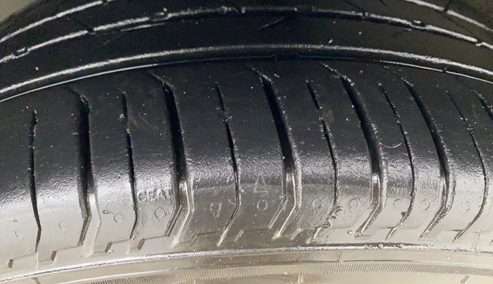 2022 Volkswagen VIRTUS HIGHLINE TSI 1.0 AT, Petrol, Automatic, 42,682 km, Right Front Tyre Tread