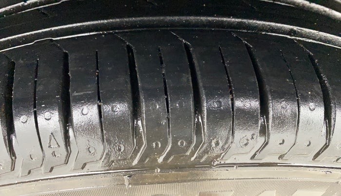 2022 Volkswagen VIRTUS HIGHLINE TSI 1.0 AT, Petrol, Automatic, 42,682 km, Right Rear Tyre Tread