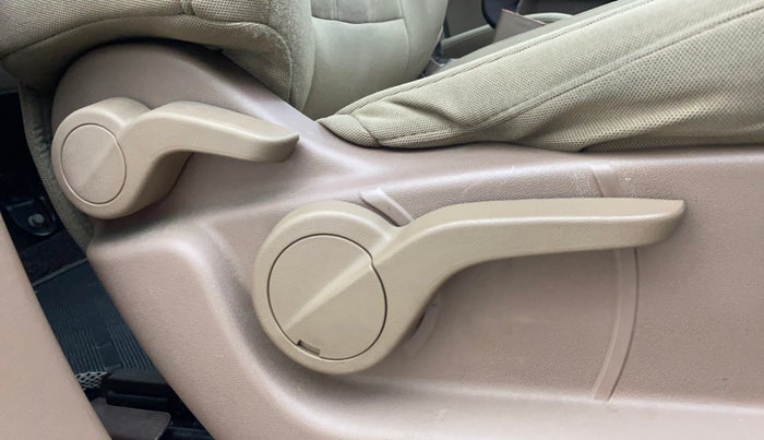 2014 Mahindra XUV500 W6, Diesel, Manual, 1,22,180 km, Driver Side Adjustment Panel