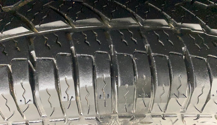 2014 Mahindra XUV500 W6, Diesel, Manual, 1,22,180 km, Left Rear Tyre Tread