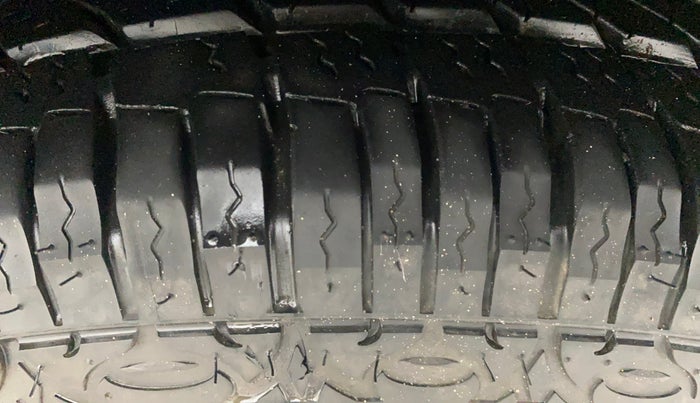 2014 Mahindra XUV500 W6, Diesel, Manual, 1,22,180 km, Right Front Tyre Tread