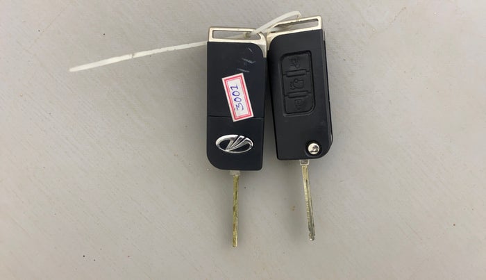 2014 Mahindra XUV500 W6, Diesel, Manual, 1,22,180 km, Key Close Up