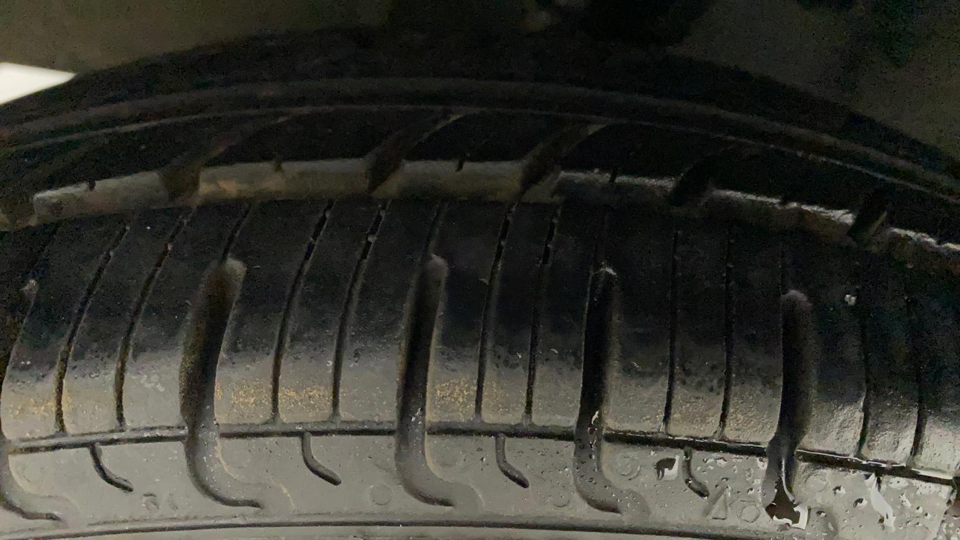 2011 Hyundai i10 MAGNA 1.1, Petrol, Manual, 82,143 km, Left Front Tyre Tread
