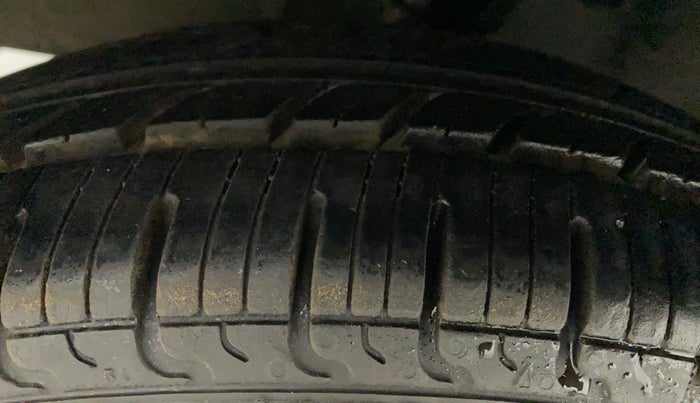 2011 Hyundai i10 MAGNA 1.1, Petrol, Manual, 82,143 km, Left Front Tyre Tread