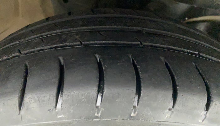 2015 Honda Brio S MT, CNG, Manual, 84,797 km, Right Front Tyre Tread
