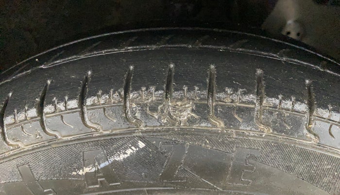 2015 Hyundai Eon ERA +, Petrol, Manual, 25,769 km, Right Front Tyre Tread