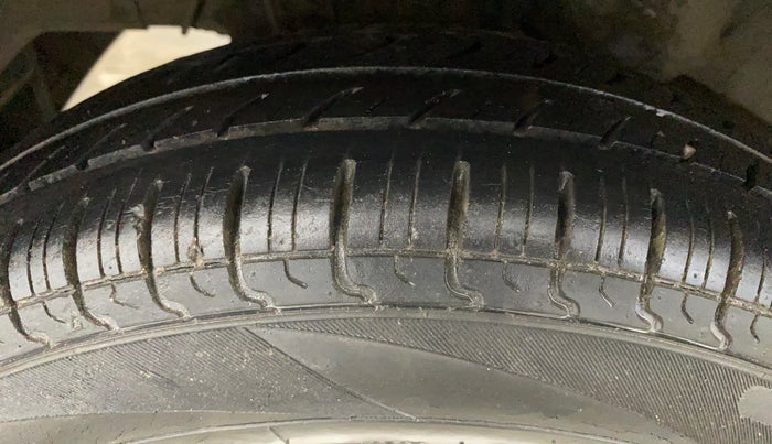 2015 Hyundai Eon ERA +, Petrol, Manual, 25,769 km, Right Rear Tyre Tread