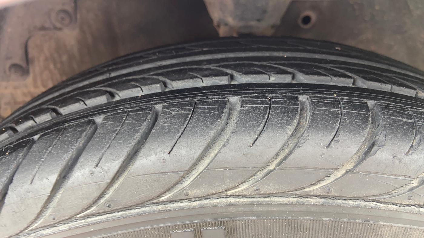 2017 Hyundai Eon MAGNA +, Petrol, Manual, 42,215 km, Left Front Tyre Tread