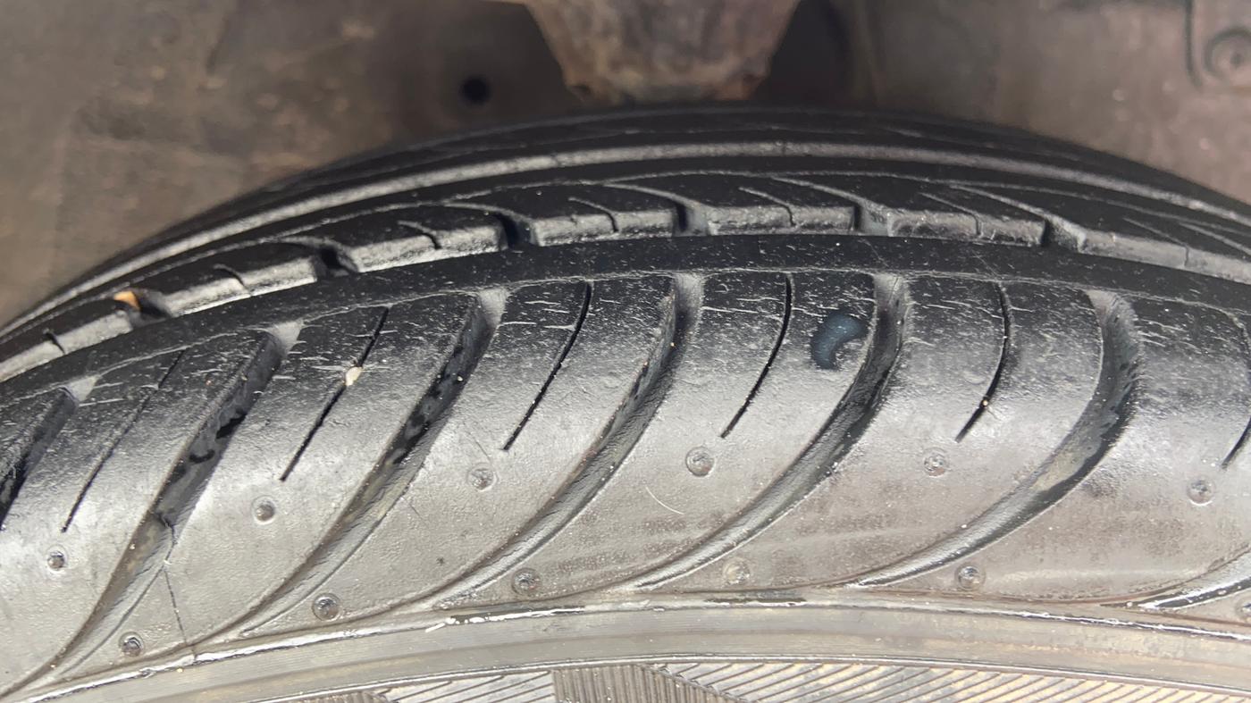 2017 Hyundai Eon MAGNA +, Petrol, Manual, 42,215 km, Right Front Tyre Tread