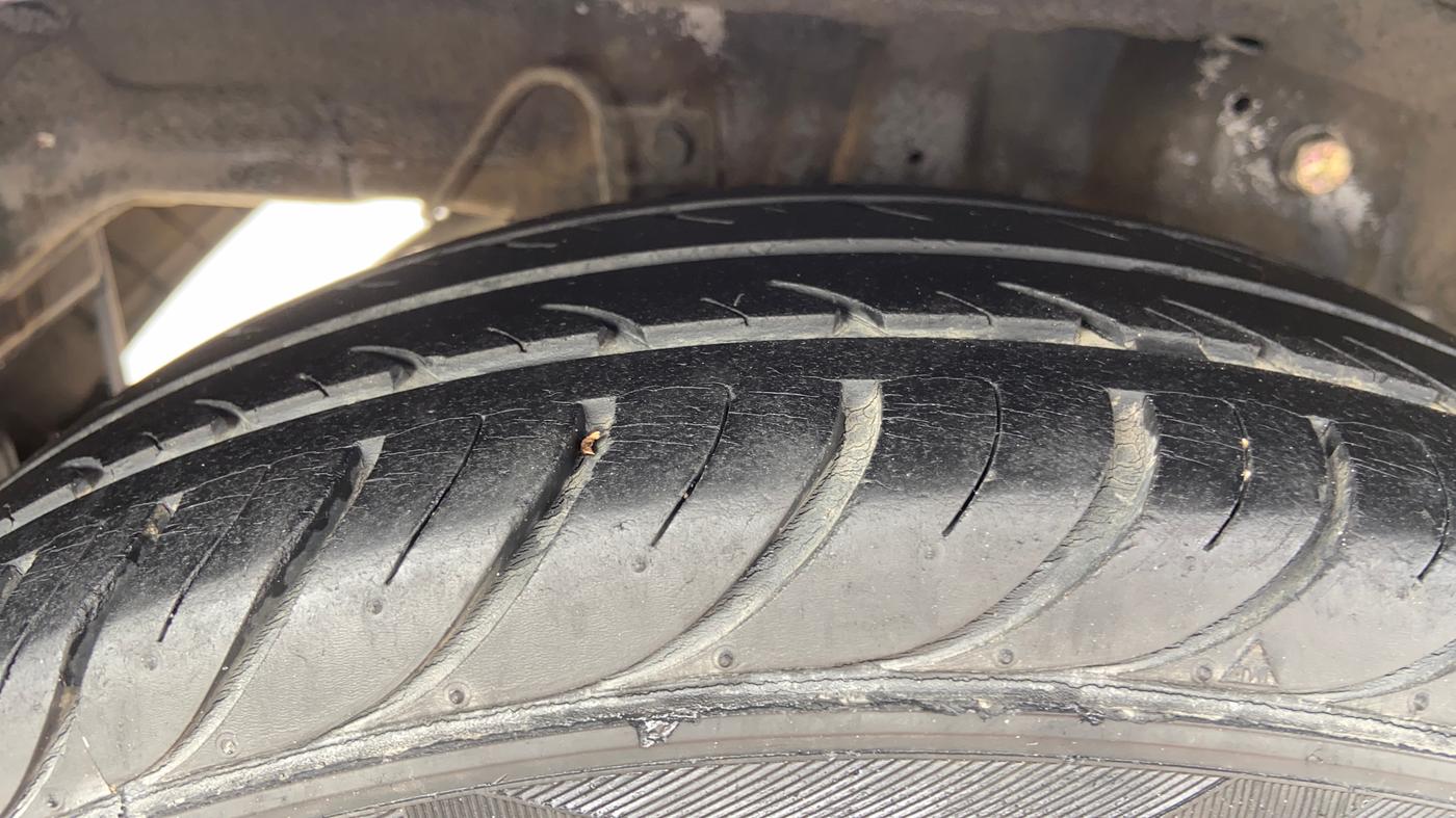 2017 Hyundai Eon MAGNA +, Petrol, Manual, 42,215 km, Right Rear Tyre Tread