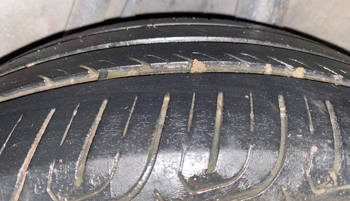 2016 Honda City 1.5L I-VTEC VX (O) MT, Petrol, Manual, 1,01,098 km, Left Rear Tyre Tread